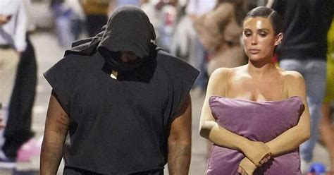 Kanye West’s wife Bianca Censori fully exposes her。